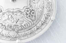 画像4: アンティークシルバー アンティーク銀器 シルバープレート製  Martin,Hall 1888年 ヴィクトリアン フロステッドハンドカットグラス お花の打ち出し彫刻 バターディッシュ (4)