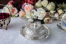 画像9: アンティークシルバー アンティーク銀器 シルバープレート製  Martin,Hall 1888年 ヴィクトリアン フロステッドハンドカットグラス お花の打ち出し彫刻 バターディッシュ (9)