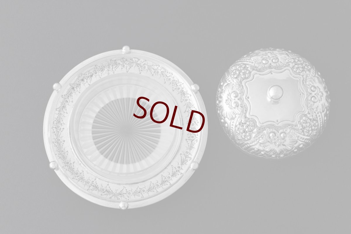 画像5: アンティークシルバー アンティーク銀器 シルバープレート製  Martin,Hall 1888年 ヴィクトリアン フロステッドハンドカットグラス お花の打ち出し彫刻 バターディッシュ (5)