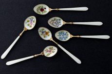 画像4: アンティークシルバー アンティーク銀器 純銀製(925)  ビンテージシルバー 1972年 お花模様のエナメル  金鍍金 コーヒースプーン6本セット (4)