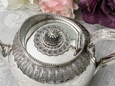 画像3: アンティークシルバー、純銀製(925)1883年 Martin, Hall & Co.アカンサス、ケルティック紋様　鏡面の美しいバチェラーサイズ　ティーポット (3)