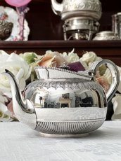 画像5: アンティークシルバー、純銀製(925)1883年 Martin, Hall & Co.アカンサス、ケルティック紋様　鏡面の美しいバチェラーサイズ　ティーポット (5)