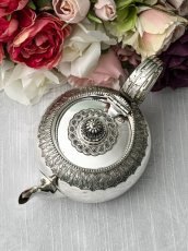 画像10: アンティークシルバー、純銀製(925)1883年 Martin, Hall & Co.アカンサス、ケルティック紋様　鏡面の美しいバチェラーサイズ　ティーポット (10)