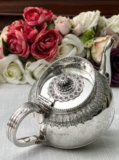 画像9: アンティークシルバー、純銀製(925)1883年 Martin, Hall & Co.アカンサス、ケルティック紋様　鏡面の美しいバチェラーサイズ　ティーポット (9)