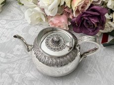 画像2: アンティークシルバー、純銀製(925)1883年 Martin, Hall & Co.アカンサス、ケルティック紋様　鏡面の美しいバチェラーサイズ　ティーポット (2)