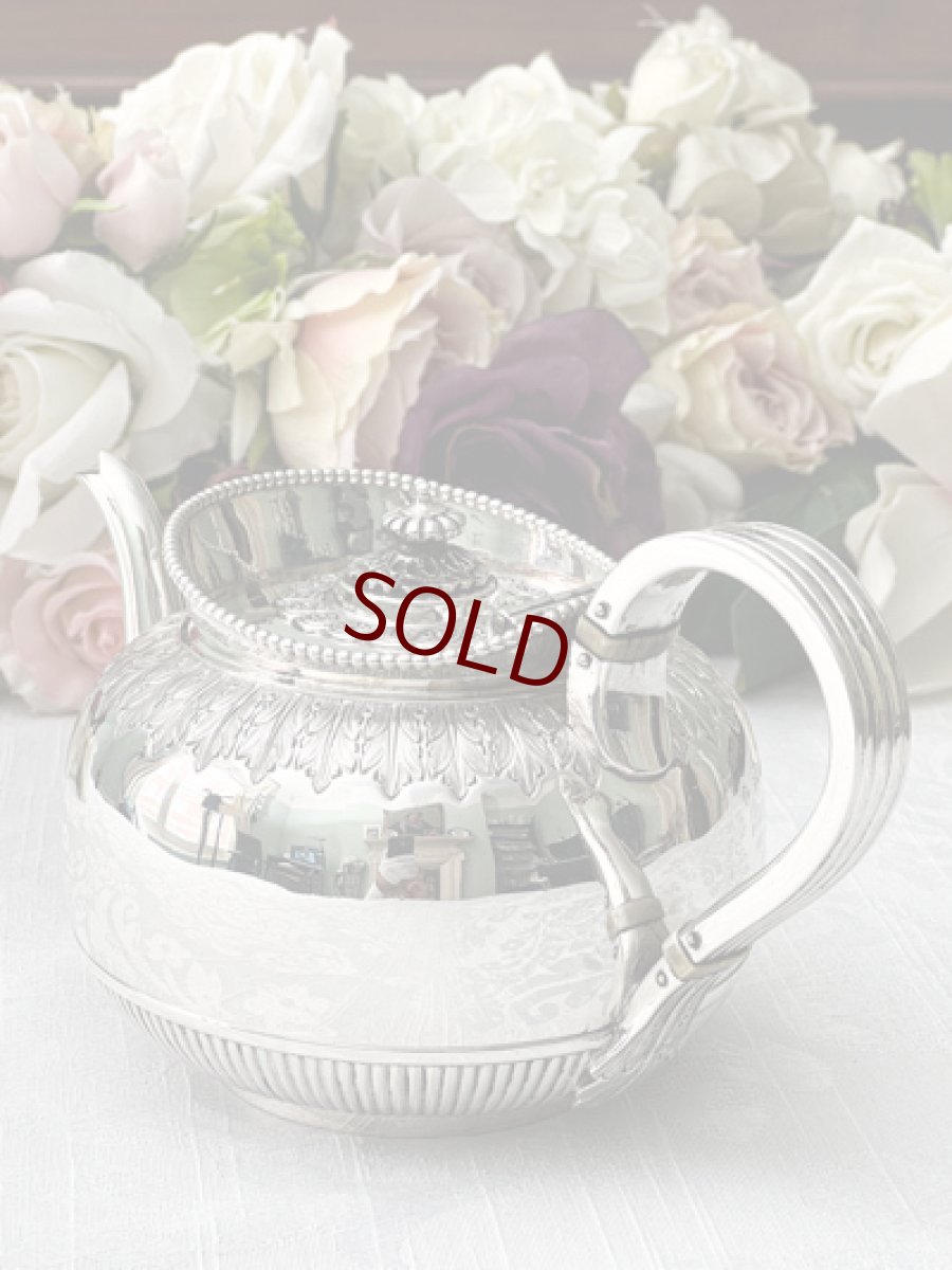 画像6: アンティークシルバー、純銀製(925)1883年 Martin, Hall & Co.アカンサス、ケルティック紋様　鏡面の美しいバチェラーサイズ　ティーポット (6)