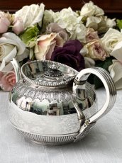 画像6: アンティークシルバー、純銀製(925)1883年 Martin, Hall & Co.アカンサス、ケルティック紋様　鏡面の美しいバチェラーサイズ　ティーポット (6)