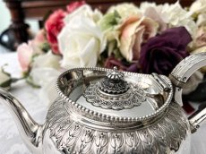 画像4: アンティークシルバー、純銀製(925)1883年 Martin, Hall & Co.アカンサス、ケルティック紋様　鏡面の美しいバチェラーサイズ　ティーポット (4)