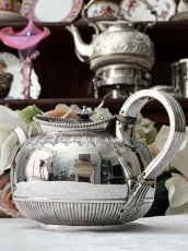 画像7: アンティークシルバー、純銀製(925)1883年 Martin, Hall & Co.アカンサス、ケルティック紋様　鏡面の美しいバチェラーサイズ　ティーポット (7)