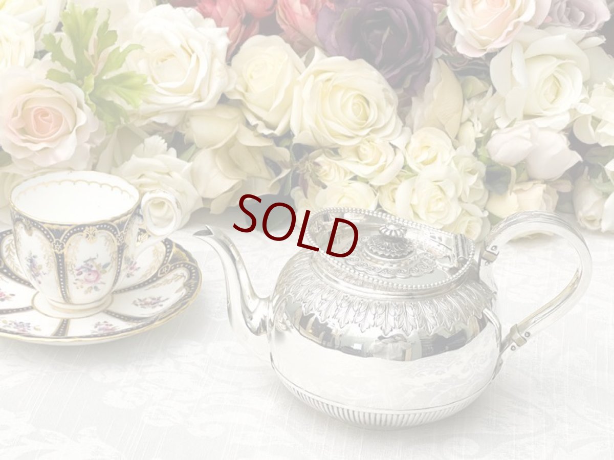 画像1: アンティークシルバー、純銀製(925)1883年 Martin, Hall & Co.アカンサス、ケルティック紋様　鏡面の美しいバチェラーサイズ　ティーポット (1)