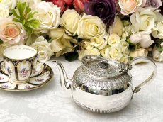 画像1: アンティークシルバー、純銀製(925)1883年 Martin, Hall & Co.アカンサス、ケルティック紋様　鏡面の美しいバチェラーサイズ　ティーポット (1)