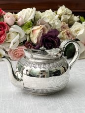 画像8: アンティークシルバー、純銀製(925)1883年 Martin, Hall & Co.アカンサス、ケルティック紋様　鏡面の美しいバチェラーサイズ　ティーポット (8)