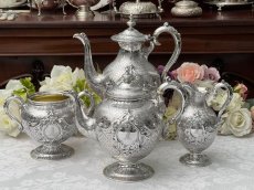 画像1: アンティークシルバー、純銀製（925）1861年 特級 総手彫り彫刻　ティー＆コーヒー4点セット (1)