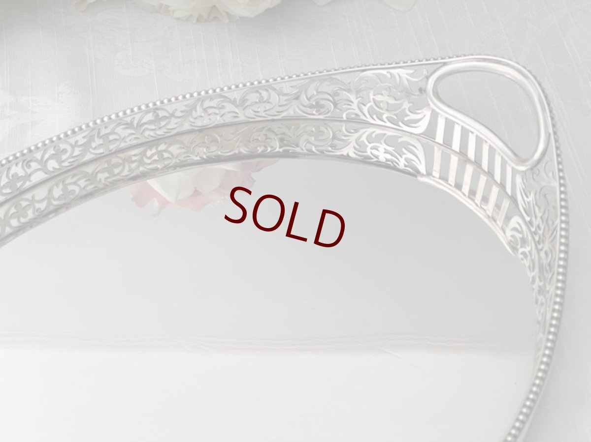 画像4: アンティークシルバー、アンティーク銀器、純銀製(925)  1898年  流れるようなスクロール装飾が見事なギャラリートレイ (4)