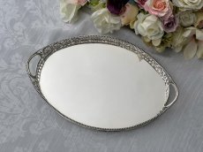 画像2: アンティークシルバー、アンティーク銀器、純銀製(925)  1898年  流れるようなスクロール装飾が見事なギャラリートレイ (2)