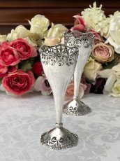 画像1: アンティークシルバー、アンティーク銀器、純銀製（925）1918年　マッピン＆ウェッブ　透かし細工の花器　ペアセット (1)