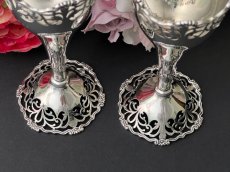 画像7: アンティークシルバー、アンティーク銀器、純銀製（925）1918年　マッピン＆ウェッブ　透かし細工の花器　ペアセット (7)