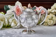 画像3: アンティークシルバー、アンティーク銀器、純銀製(925)1875年 木の実の摘み リボン、葉模様スクロールのガーランドバチェラーサイズ  ティーポット (3)