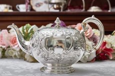 画像1: アンティークシルバー、アンティーク銀器、シルバープレート製、ヴィクトリアン ロココ　Martin, Hall & Co.薔薇とお花　スクロールの打ち出しティーポット (1)
