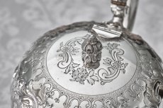 画像7: アンティークシルバー、アンティーク銀器、シルバープレート製、ヴィクトリアン ロココ　Martin, Hall & Co.薔薇とお花　スクロールの打ち出しティーポット (7)