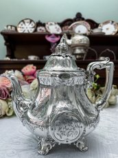画像2: アンティークシルバー、アンティーク銀器、純銀製（925）1849年 特級   お花の彫刻がエレガントなティー＆コーヒー4点セット (2)