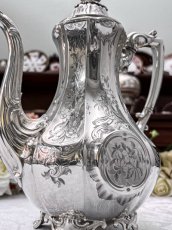 画像11: アンティークシルバー、アンティーク銀器、純銀製（925）1849年 特級   お花の彫刻がエレガントなティー＆コーヒー4点セット (11)