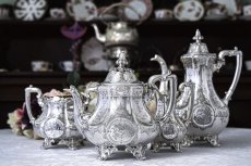 画像1: アンティークシルバー、アンティーク銀器、純銀製（925）1849年 特級   お花の彫刻がエレガントなティー＆コーヒー4点セット (1)