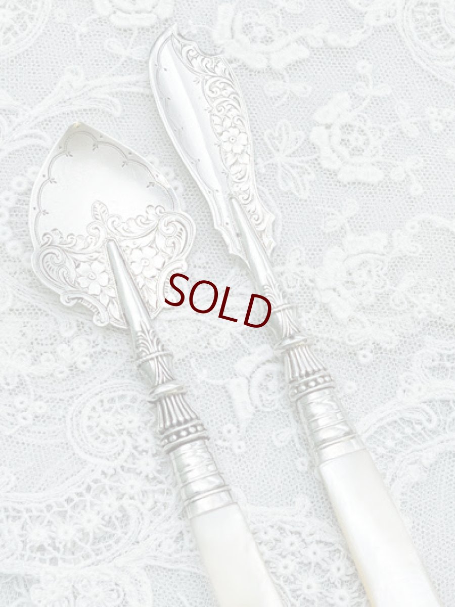 画像2: アンティークシルバー、アンティーク銀器、純銀製(925) 1905年　白蝶貝ハンドル　花とスクロール模様　バターナイフ & ジャムスプーンセット (2)