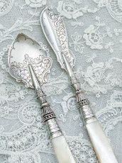 画像2: アンティークシルバー、アンティーク銀器、純銀製(925) 1905年　白蝶貝ハンドル　花とスクロール模様　バターナイフ & ジャムスプーンセット (2)