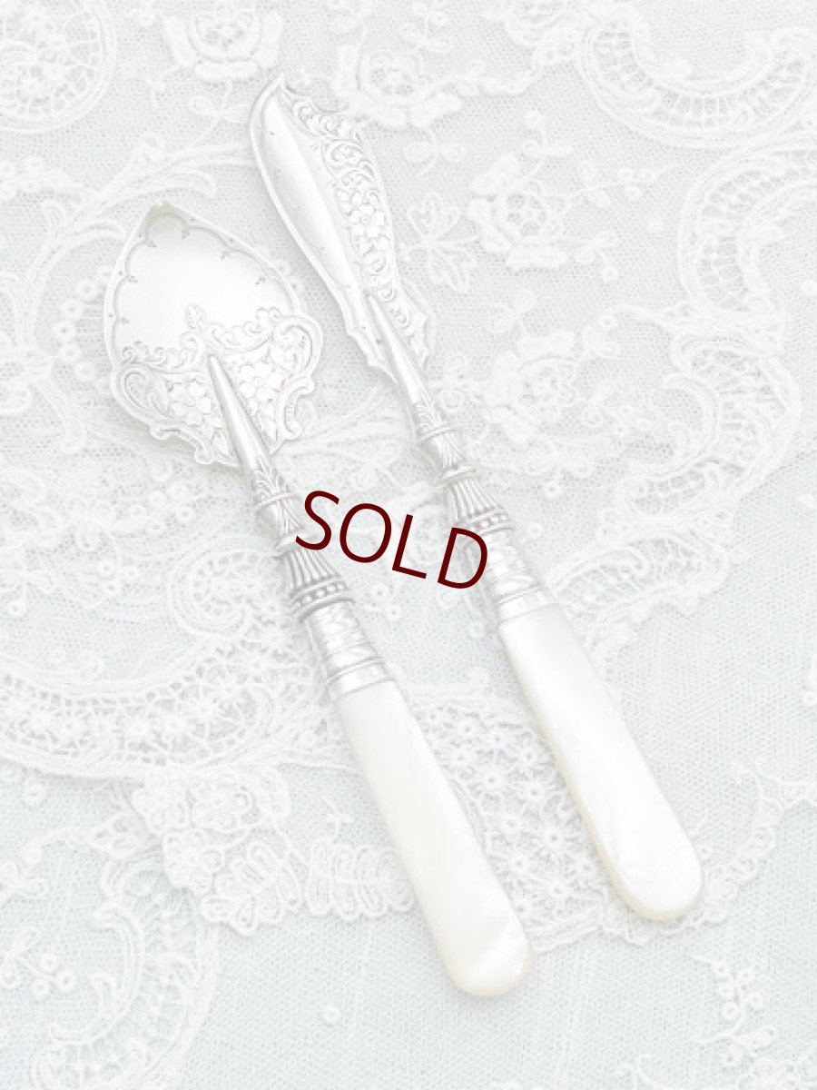 画像1: アンティークシルバー、アンティーク銀器、純銀製(925) 1905年　白蝶貝ハンドル　花とスクロール模様　バターナイフ & ジャムスプーンセット (1)