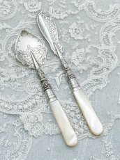 画像1: アンティークシルバー、アンティーク銀器、純銀製(925) 1905年　白蝶貝ハンドル　花とスクロール模様　バターナイフ & ジャムスプーンセット (1)
