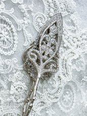 画像2: ヴィンテージ、シルバープレート製　1960年頃　手彫り装飾、透かし細工のロココ調ケーキトング (2)