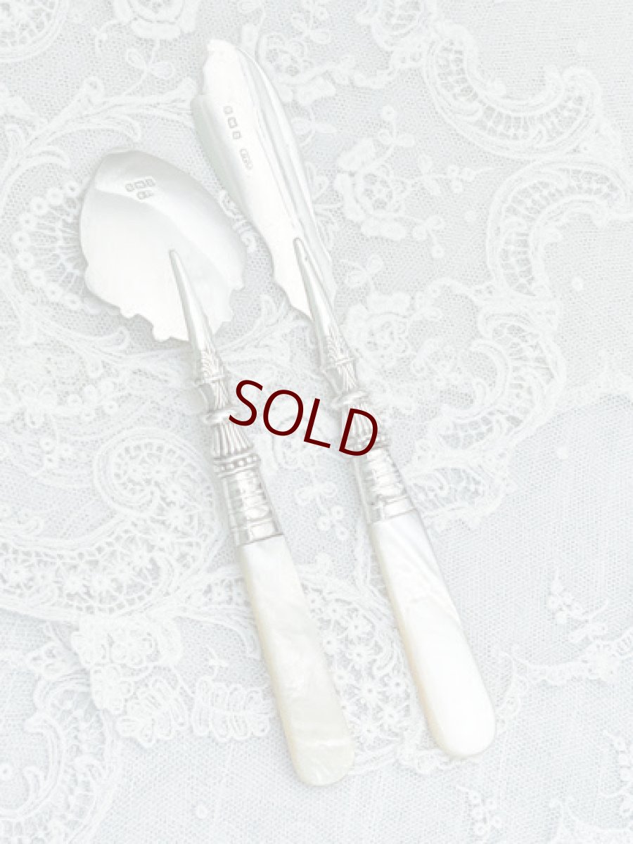 画像3: アンティークシルバー、アンティーク銀器、純銀製(925) 1905年　白蝶貝ハンドル　花とスクロール模様　バターナイフ & ジャムスプーンセット (3)