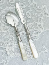 画像3: アンティークシルバー、アンティーク銀器、純銀製(925) 1905年　白蝶貝ハンドル　花とスクロール模様　バターナイフ & ジャムスプーンセット (3)