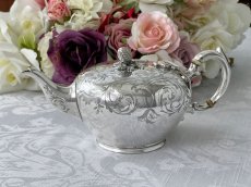 画像3: アンティークシルバー アンティーク銀器 シルバープレート製 1875年制作 ハンドエングレービング バチェラーサイズティーポット (3)