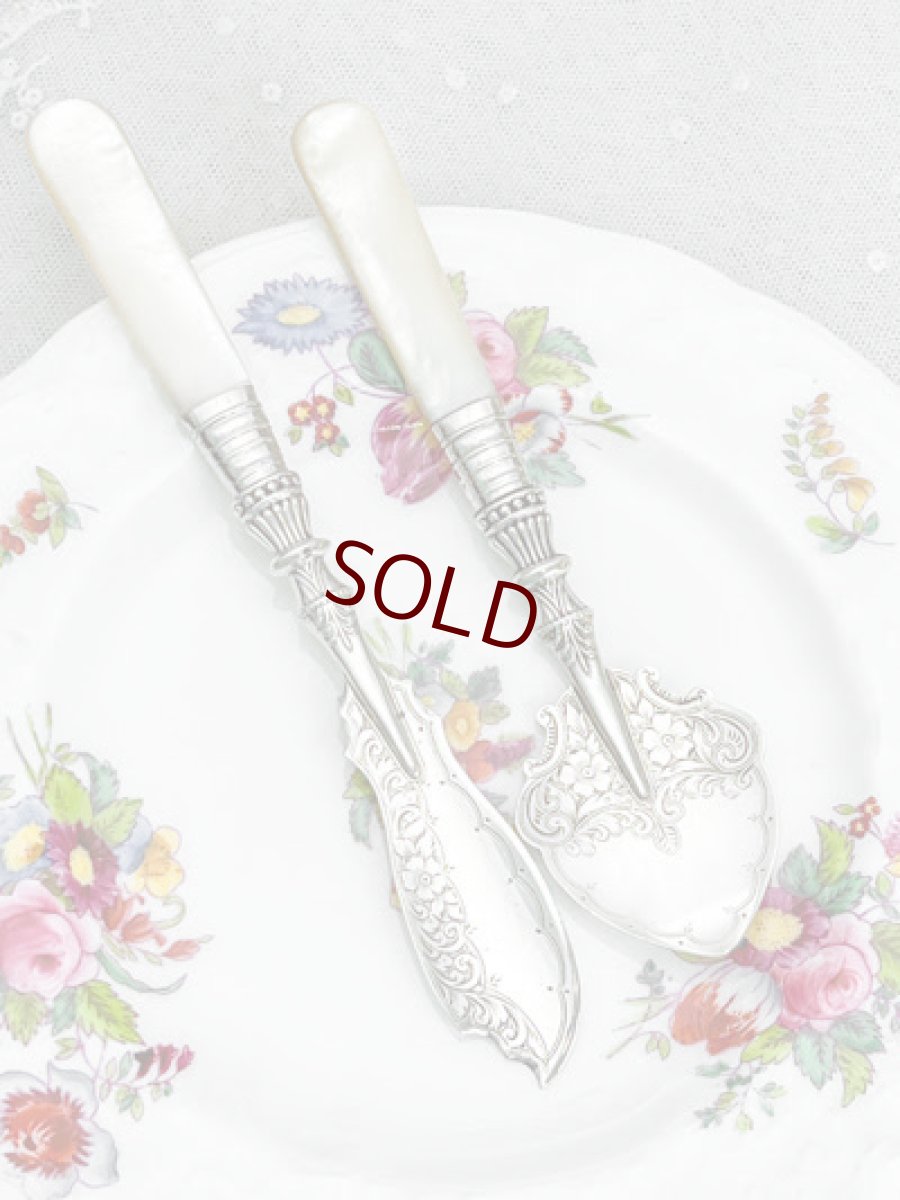画像4: アンティークシルバー、アンティーク銀器、純銀製(925) 1905年　白蝶貝ハンドル　花とスクロール模様　バターナイフ & ジャムスプーンセット (4)