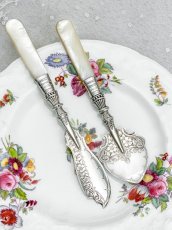 画像4: アンティークシルバー、アンティーク銀器、純銀製(925) 1905年　白蝶貝ハンドル　花とスクロール模様　バターナイフ & ジャムスプーンセット (4)