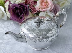 画像2: アンティークシルバー アンティーク銀器 シルバープレート製 1875年制作 ハンドエングレービング バチェラーサイズティーポット (2)