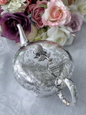 画像7: アンティークシルバー アンティーク銀器 シルバープレート製 1875年制作 ハンドエングレービング バチェラーサイズティーポット (7)