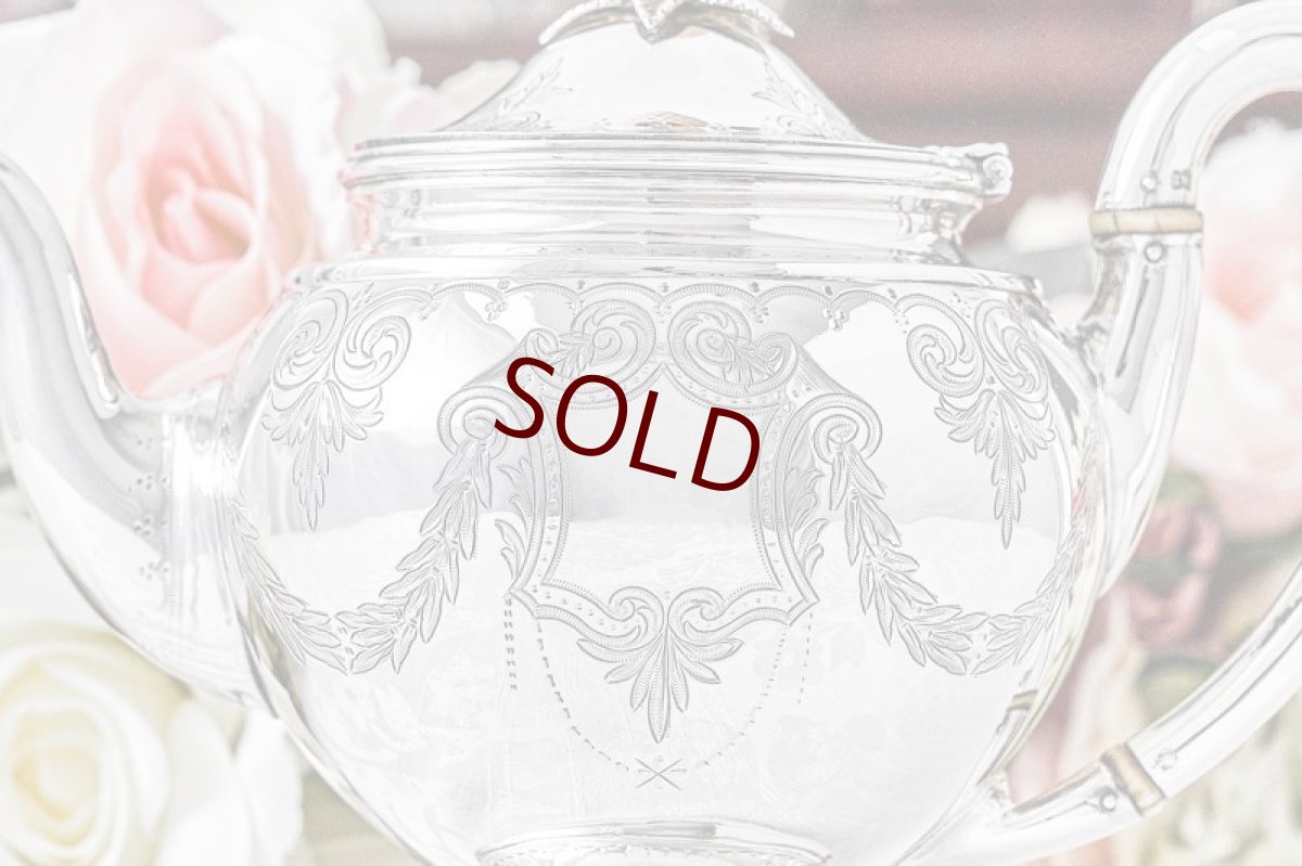 画像2: アンティークシルバー、アンティーク銀器、純銀製(925)1875年 木の実の摘み リボン、葉模様スクロールのガーランドバチェラーサイズ  ティーポット (2)