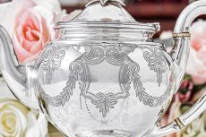 画像2: アンティークシルバー、アンティーク銀器、純銀製(925)1875年 木の実の摘み リボン、葉模様スクロールのガーランドバチェラーサイズ  ティーポット (2)