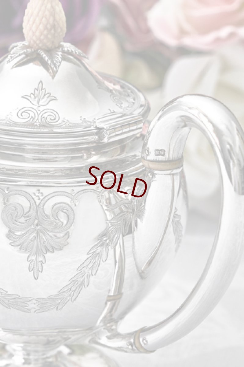 画像6: アンティークシルバー、アンティーク銀器、純銀製(925)1875年 木の実の摘み リボン、葉模様スクロールのガーランドバチェラーサイズ  ティーポット (6)