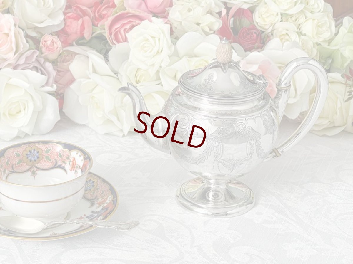 画像11: アンティークシルバー、アンティーク銀器、純銀製(925)1875年 木の実の摘み リボン、葉模様スクロールのガーランドバチェラーサイズ  ティーポット (11)