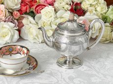 画像11: アンティークシルバー、アンティーク銀器、純銀製(925)1875年 木の実の摘み リボン、葉模様スクロールのガーランドバチェラーサイズ  ティーポット (11)