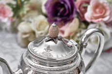 画像7: アンティークシルバー、アンティーク銀器、純銀製(925)1875年 木の実の摘み リボン、葉模様スクロールのガーランドバチェラーサイズ  ティーポット (7)