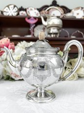 画像10: アンティークシルバー、アンティーク銀器、純銀製(925)1875年 木の実の摘み リボン、葉模様スクロールのガーランドバチェラーサイズ  ティーポット (10)