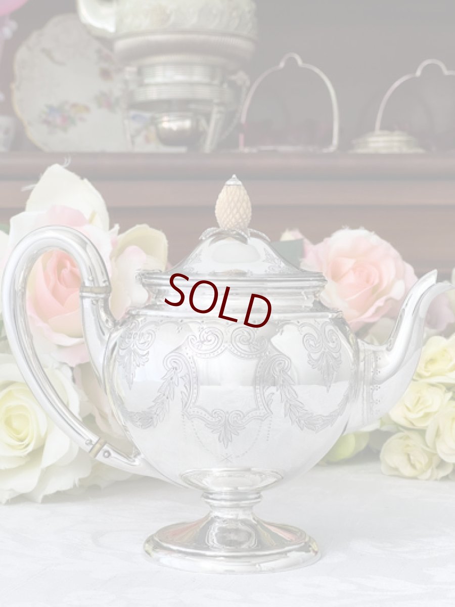 画像9: アンティークシルバー、アンティーク銀器、純銀製(925)1875年 木の実の摘み リボン、葉模様スクロールのガーランドバチェラーサイズ  ティーポット (9)