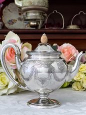 画像9: アンティークシルバー、アンティーク銀器、純銀製(925)1875年 木の実の摘み リボン、葉模様スクロールのガーランドバチェラーサイズ  ティーポット (9)