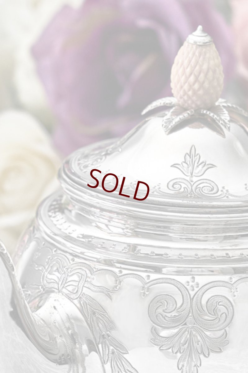 画像5: アンティークシルバー、アンティーク銀器、純銀製(925)1875年 木の実の摘み リボン、葉模様スクロールのガーランドバチェラーサイズ  ティーポット (5)