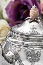 画像5: アンティークシルバー、アンティーク銀器、純銀製(925)1875年 木の実の摘み リボン、葉模様スクロールのガーランドバチェラーサイズ  ティーポット (5)